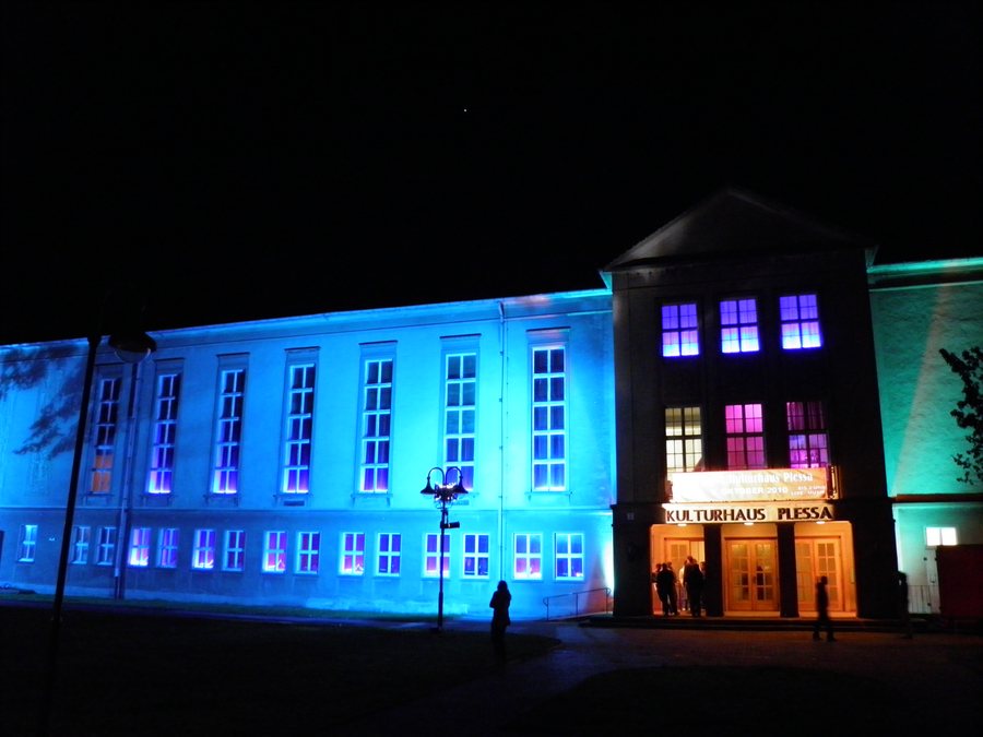 File:Kulturhaus Plessa, Lichtinstallation zum 50. Geburtstag des Hauses, 2010.JPG