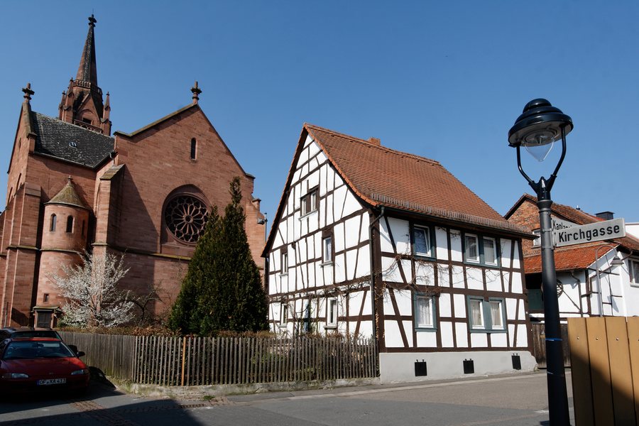 File:Langen Kaplaneigasse 2 mit Kirche.jpg