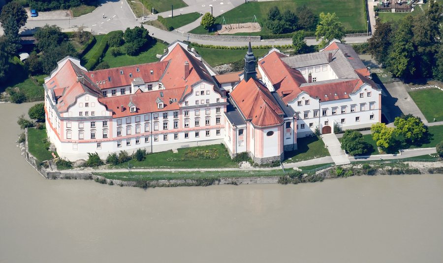 File:Aerial image of the Schloss Neuhaus am Inn (view from the southeast).jpg