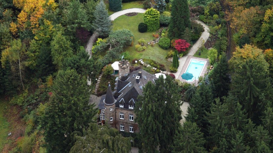 File:Waldbreitbach Over, Schloss Walburg.jpg