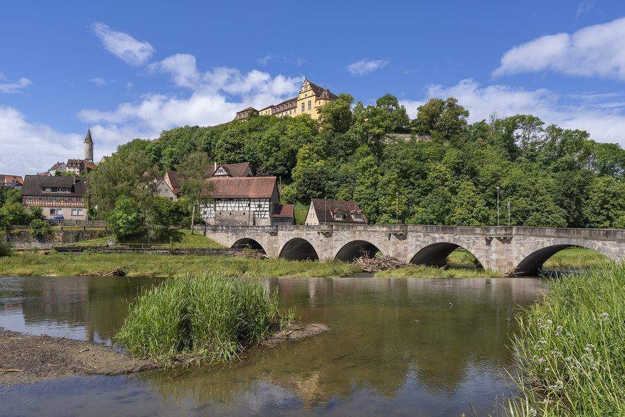File:Kirchberg an der Jagst - Altstadt - Ansicht von NO mit Jagstbrücke (2).jpg