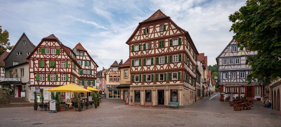 File:Mosbach - Altstadt - Marktplatz - Südostseite mit Bad- und Schlossgasse.jpg
