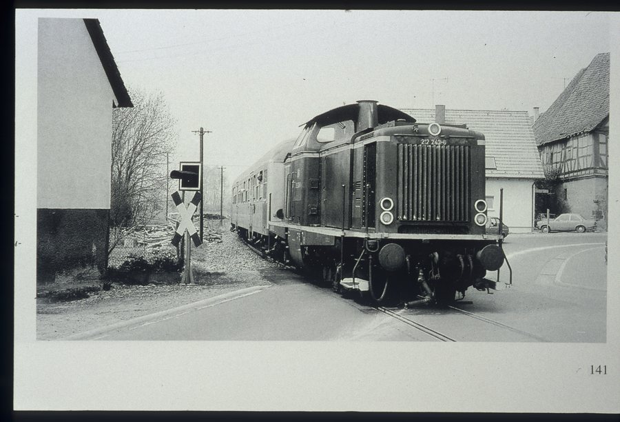 212 243-0 mit Radfahrersonderzug bei der Einfahrt in Frauenzimmern-Cleebronn in Ri. Lauffen