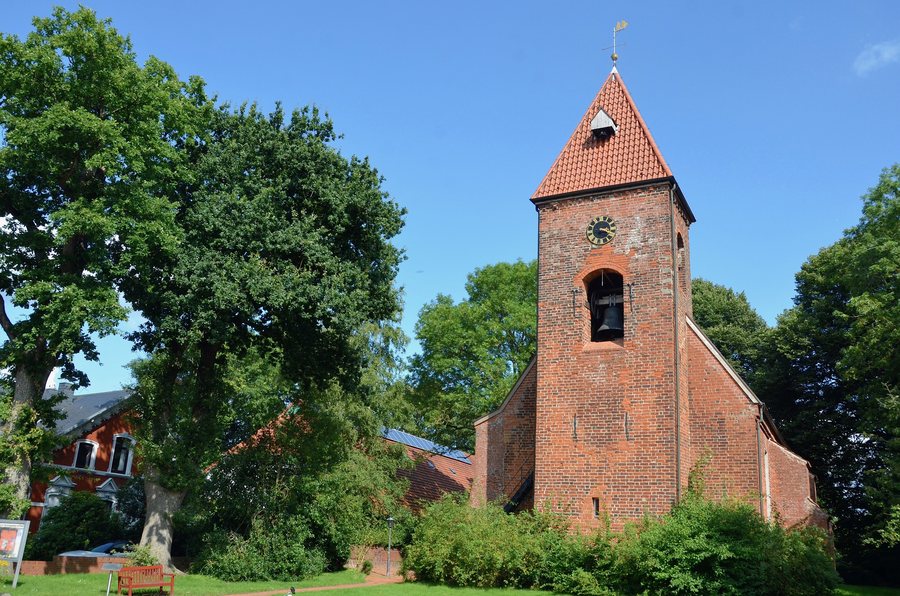File:Martinskirche in Schiffdorf, Cuxhaven.jpg