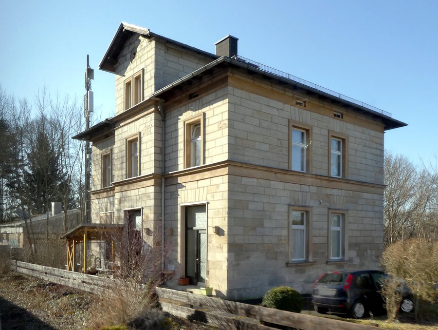 File:Creußen, ehem. Bahnhofsgebäude, 2.jpeg