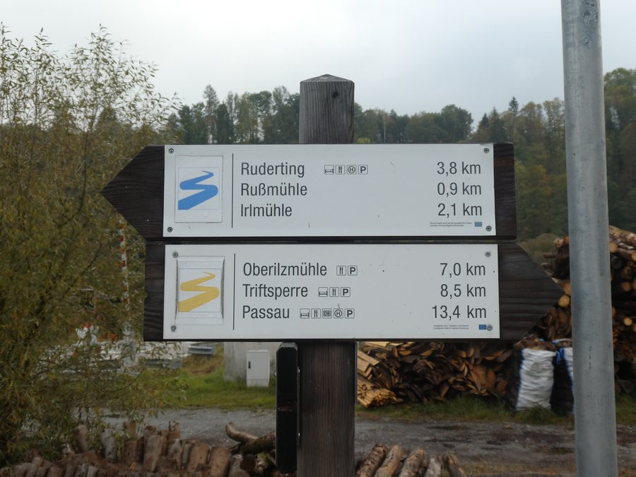 File:Wanderwegweiser in Fischhaus, Gemeinde Ruderting, Bayerischer Wald.jpg
