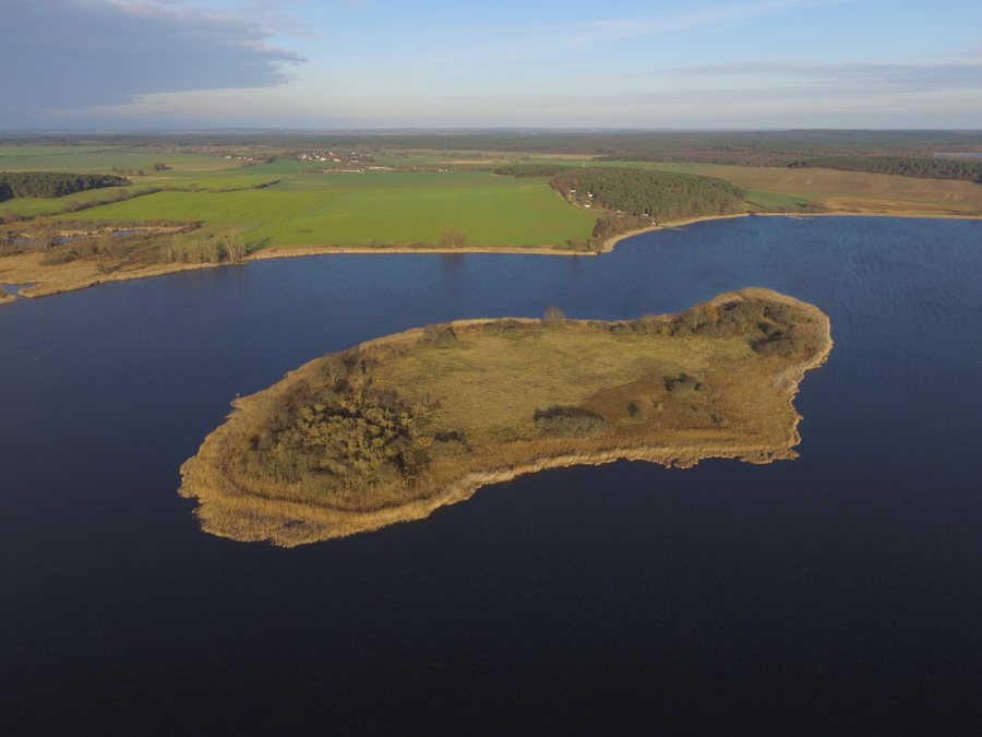 File:Buhnenwerder Beetzsee.jpg