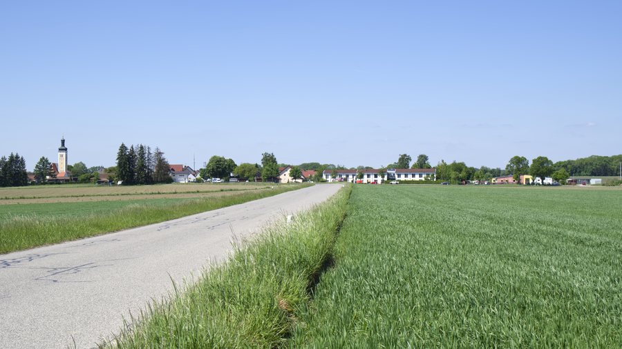 Egenhofen, Landkreis Fürstenfeldbruck, Bayern von Osten aus gesehen