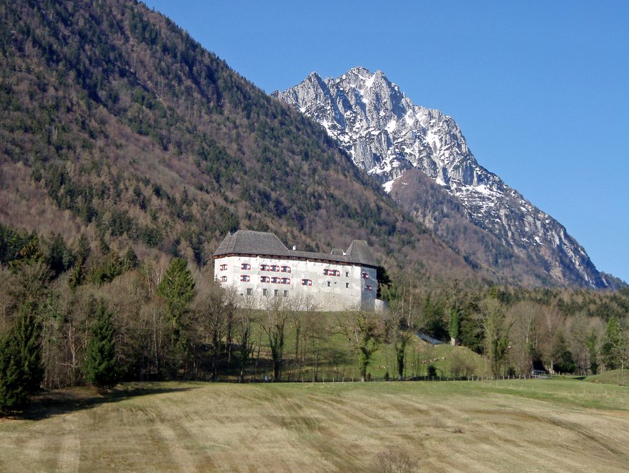 File:Schloss Staufeneck, Piding, Berchtesgadener Land 5.JPG