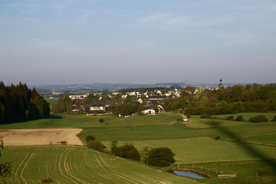 File:Kirchgattendorf von Osten 2011.jpg