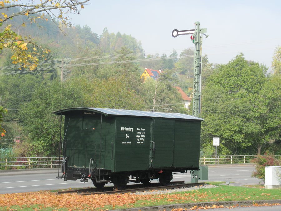 File:Schmalspurwagon und Signalanlage - Denkmal Altensteigerle in Ebhausen.jpg