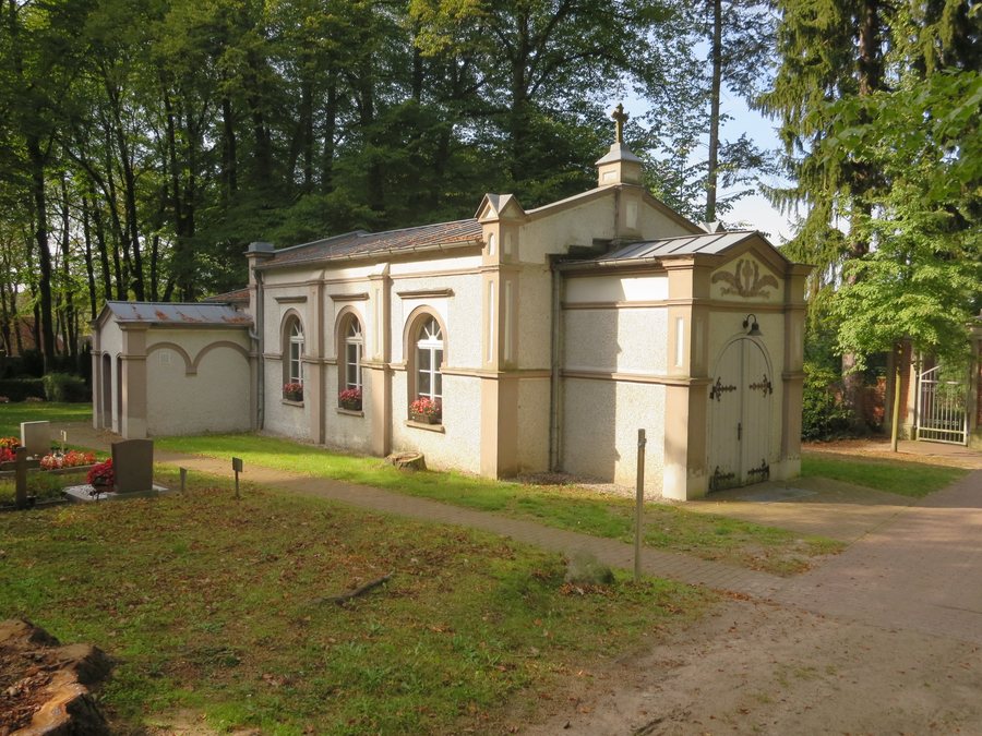 File:Biesenthal Friedhof Kapelle 01.JPG