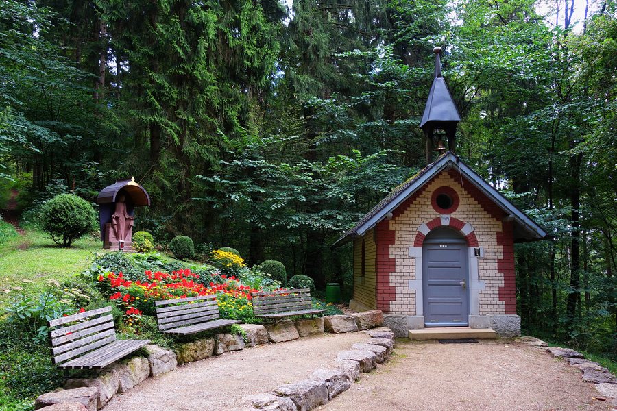File:Kapelle Kreuzweg Denkingen.JPG