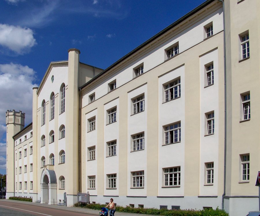 File:Bernburg Landratsamt.jpg