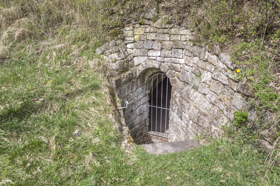 File:Eingang zur Silbersandhöhle bei Stettfeld 2.jpg