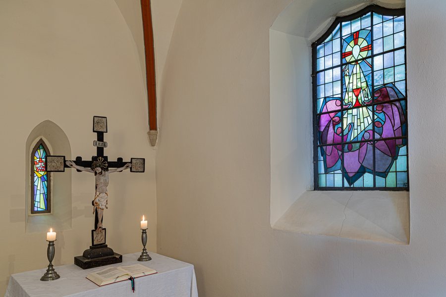 File:Dorfkirche Jenaprießnitz Chorraum.jpg