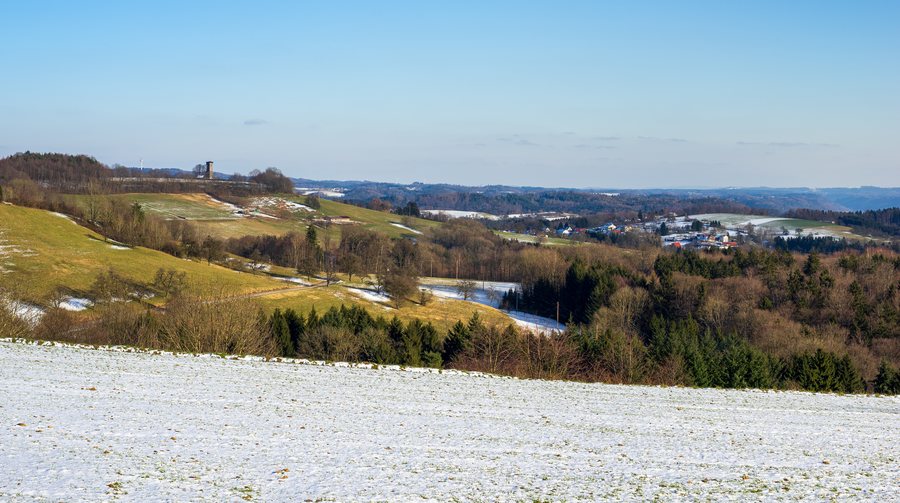 File:Spiegelberg - Nassach - Blick von Anhöhe nach OSO über Spiegelberger Lautertal mit Schnee.jpg