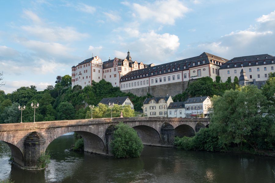 File:Weilburg, Schloss und Lahnbrücke, Ansicht von Osten