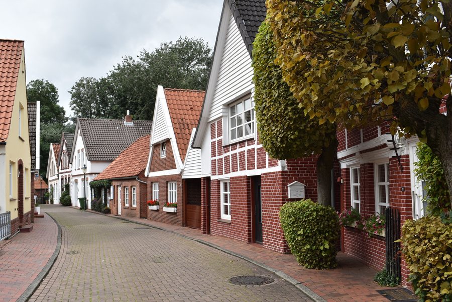 File:2021-08-18 Otterndorf Am Schlossgraben 4 bis 16.JPG