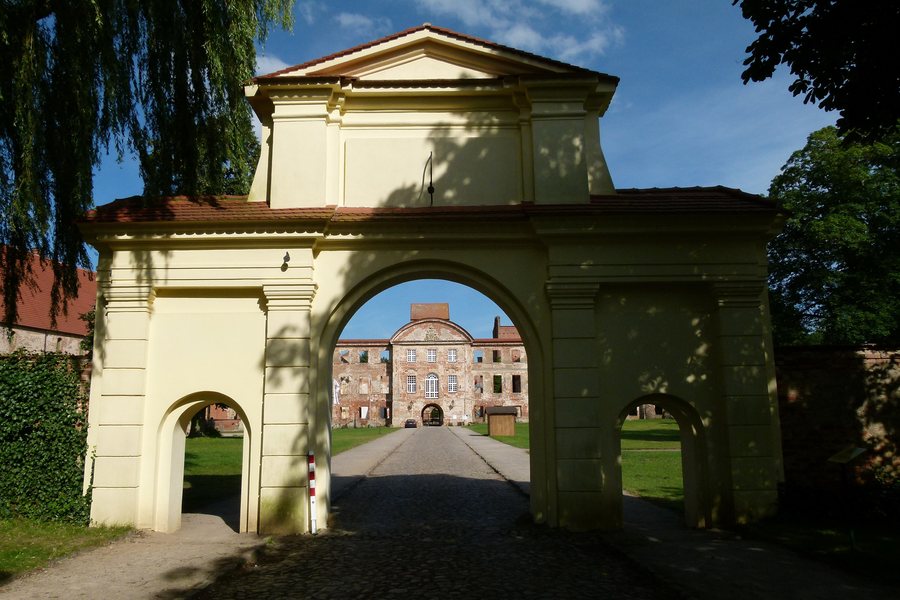 Kloster und Schloss Dargun - mit dem Gelben Tor