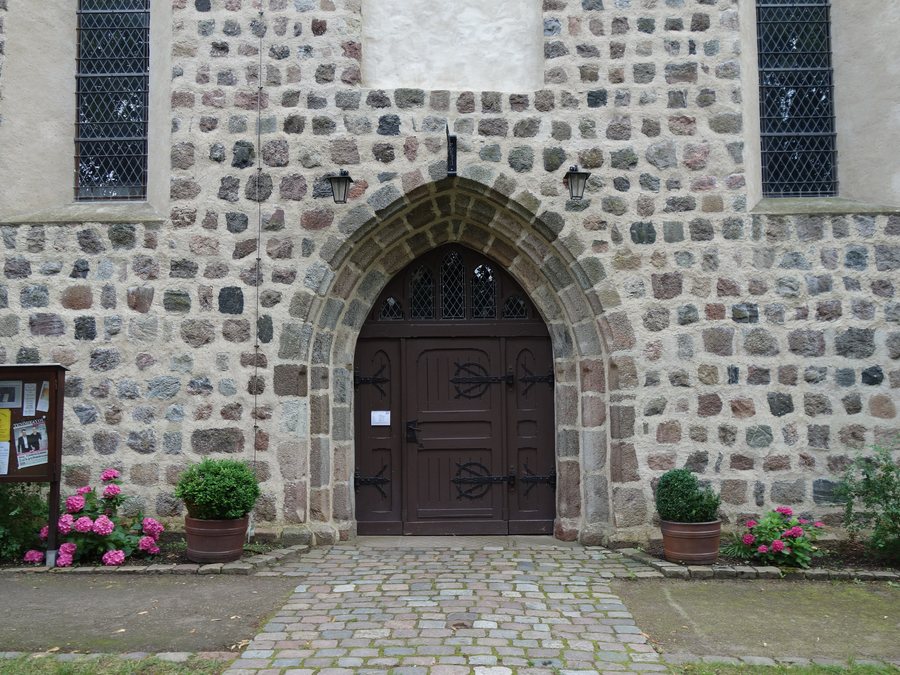 File:Johanneskirche Lychen 2017 Portal N.jpg