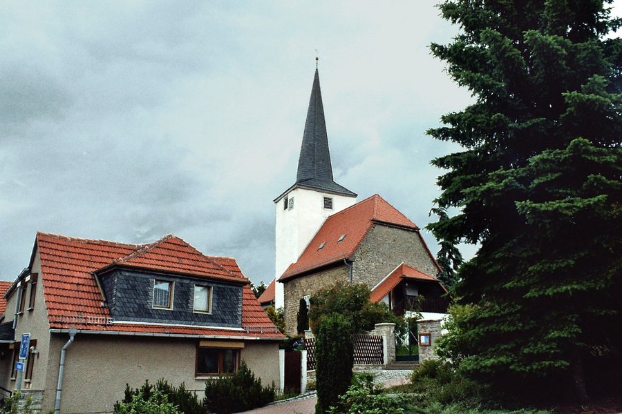 File:Kleinobringen, die Kirche St. Michaelis.jpg