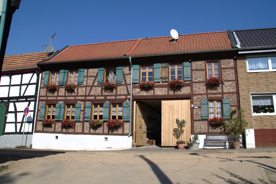 File:Fachwerkhaus, Meckenheim Lüftelberg, Petrusstraße 40.jpg