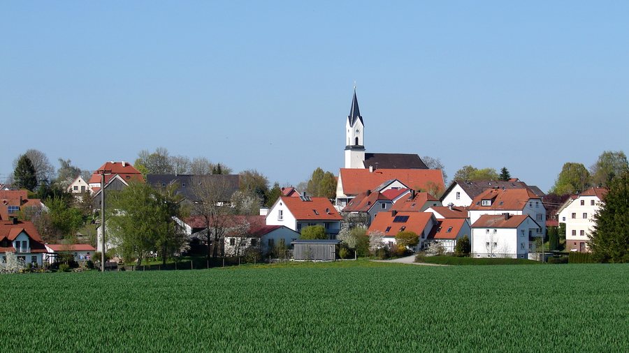 File:Blick auf Attenkirchen.JPG