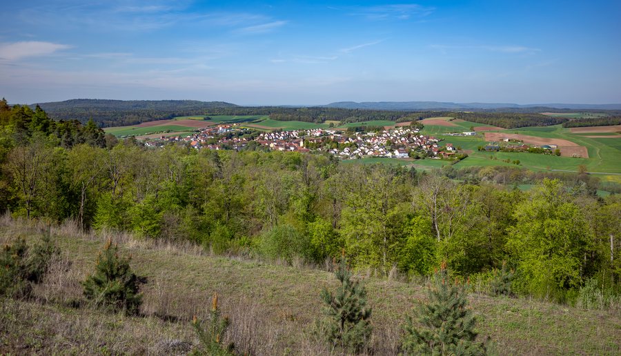 File:Blick vom Norden des Zeilbergs auf Maroldsweisach (1).jpg