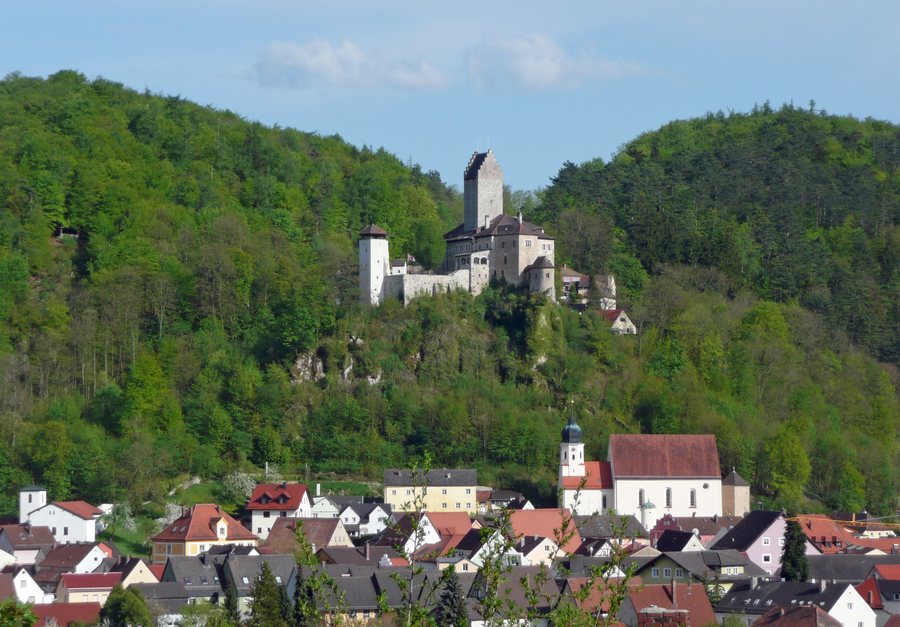 File:Kipfenberg Burg und Stadt von NW.JPG