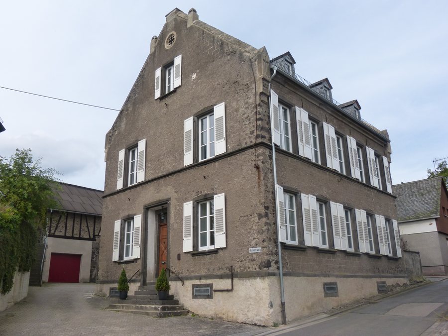 File:P1170282, Boos Pfarrhaus, Vulkanstr. 1, Vorderansicht.jpg