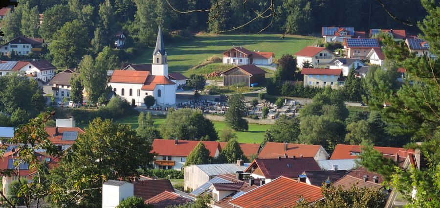 File:Achslach mit Pfarrkirche St. Jakobus 02.JPG