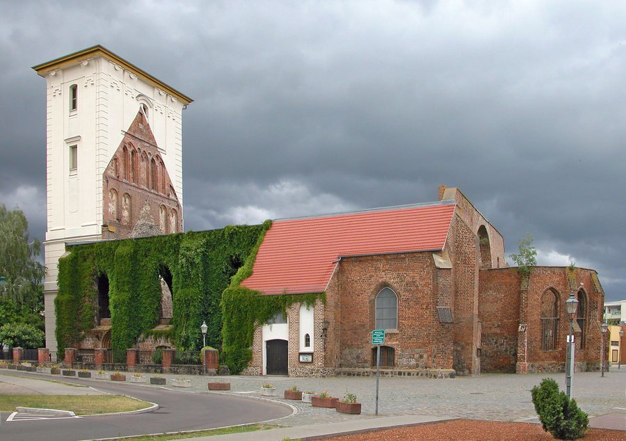 File:20040703250DR Wriezen Marienkirche.jpg