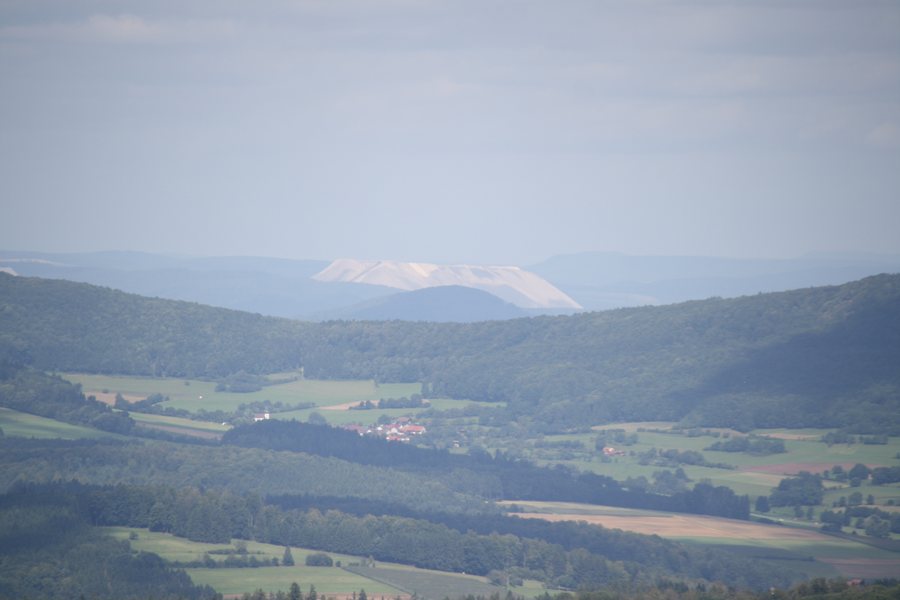 File:Zoomblick vom Schafstein nordwärts zur Salzhalde bei Philippsthal.jpg