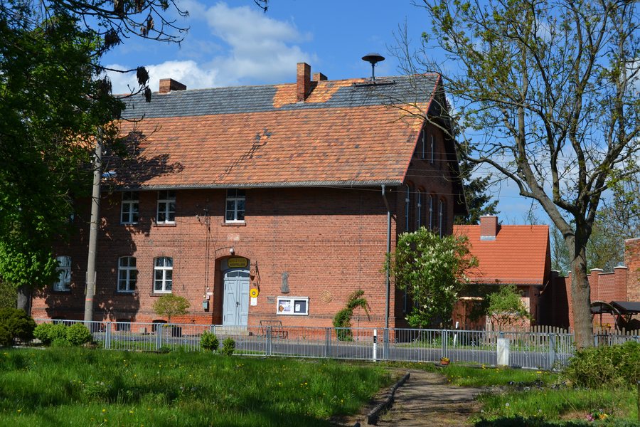 File:Zechin - Buschdorf - Dorfschule 4.JPG