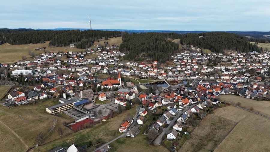 File:Luftaufnahme von Schonach im Schwarzwald.jpg