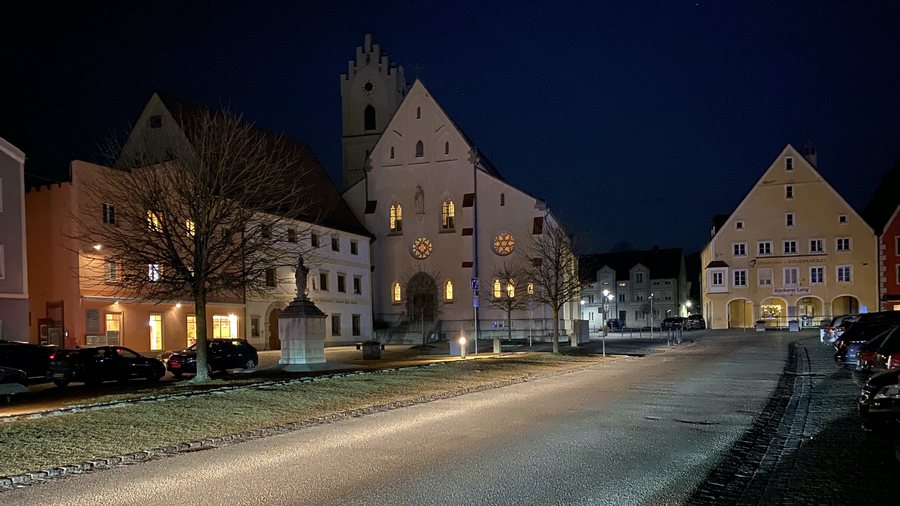 File:Aidenbach Marktplatz+StAgatha.jpg