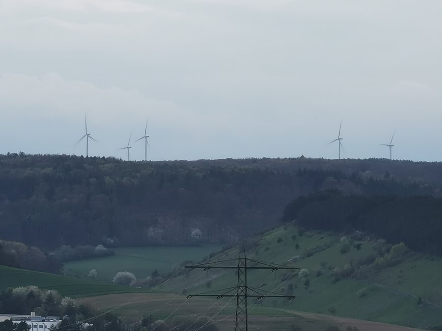 Blick von Tauberbischofsheim auf fünf Windräder bei Külsheim