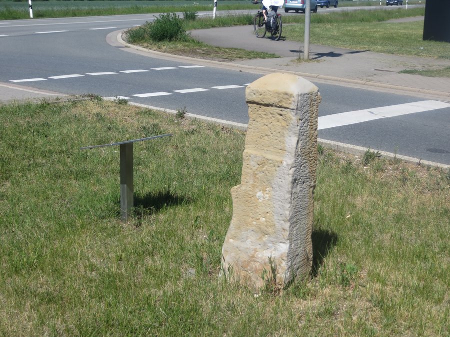 File:Wegweiserstein Kerspleben (2).jpg