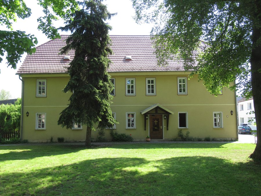 File:St. Laurentiuskirche (Gebesee) Pfarrhof.jpg