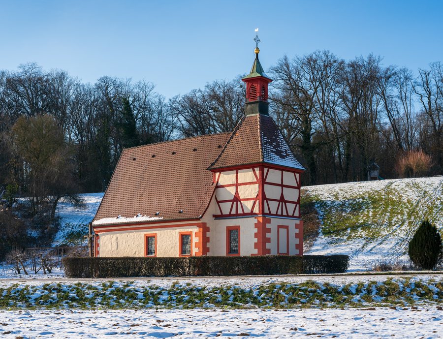 File:Bad Friedrichshall - Duttenberg - Kreuzkapelle von OSO im Winter.jpg