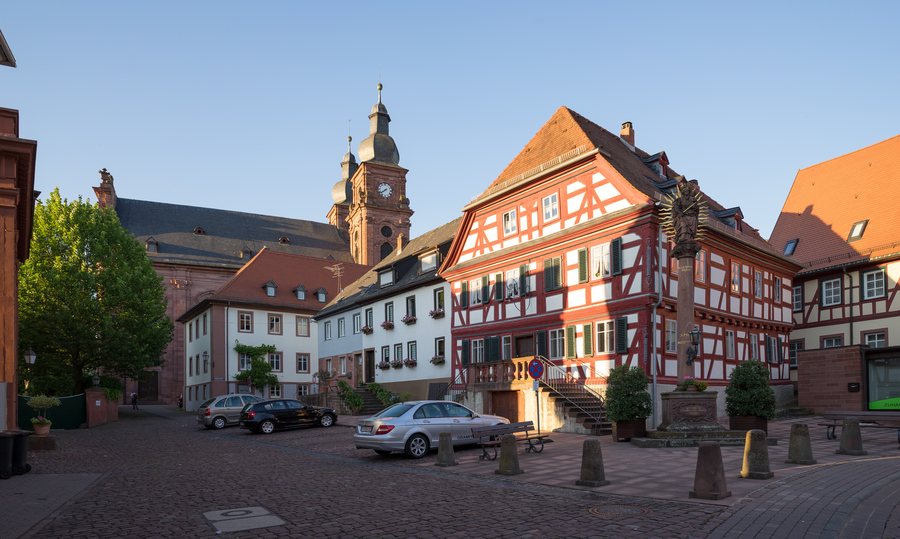 File:Amorbach - Altstadt - Marktplatz - Ansicht von Süden.jpg