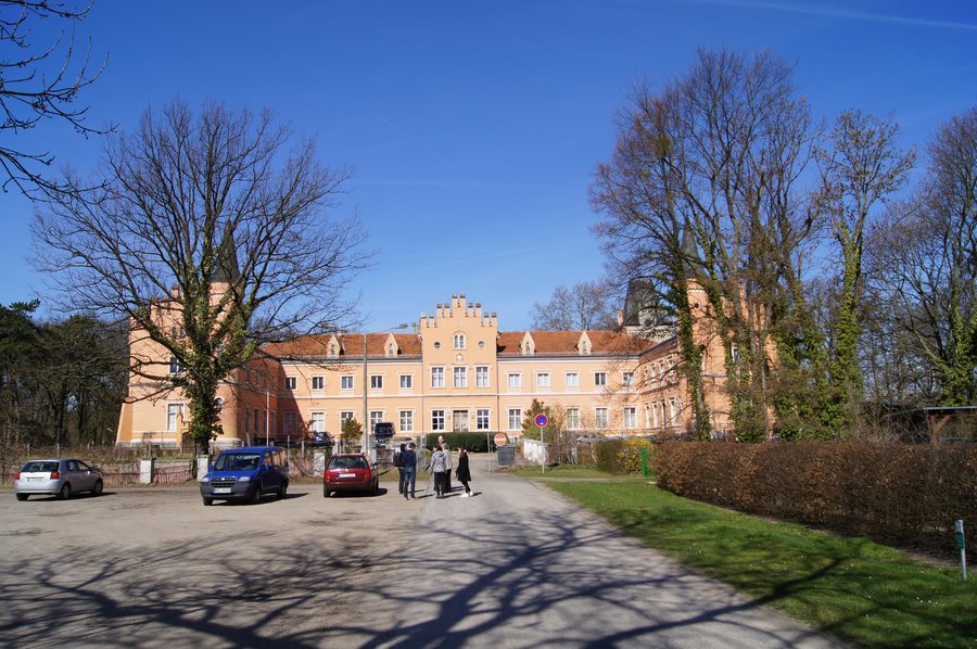File:Schloss Gusow 2016 002.JPG