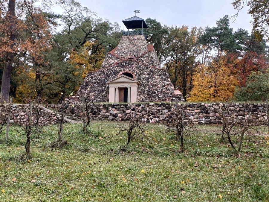 Denkmal Garzau (Garzau-Garzin) Pyramide Garzau