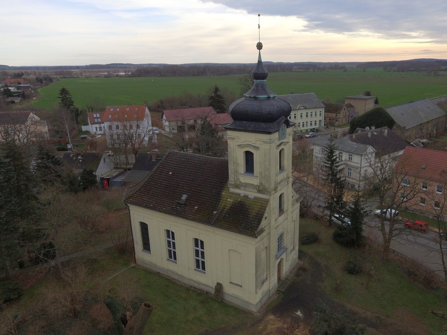 File:Dorfkirche Päwesin.jpg