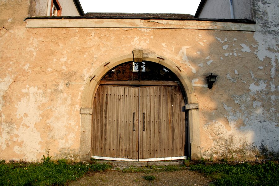 Waldthurn New Castle courtyard wall with gate