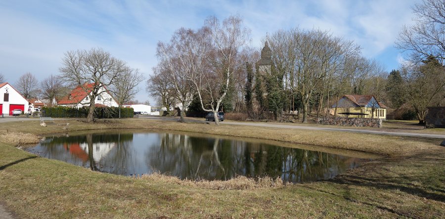 File:Dorfteich mit Kirche in Göritz (Uckermark) 2018.jpg