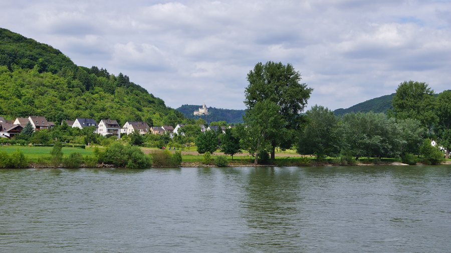 Rhein bei Oberspay mit Blick zur rechtsrheinischen Marksburg