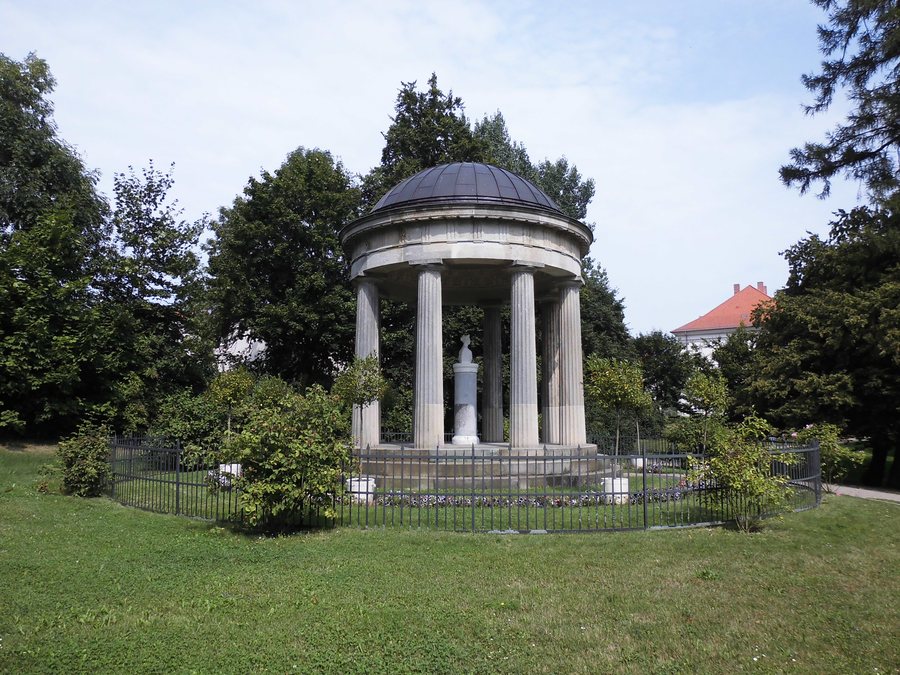 File:Hohenzieritz Luisentempel 2014-08-17 (1).JPG