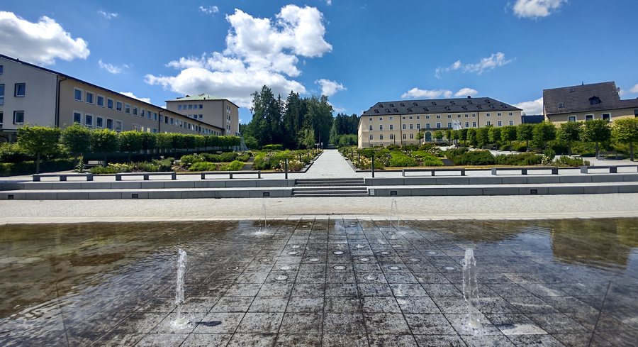 File:Fontána v lázních Bad Alexandersbad.jpg